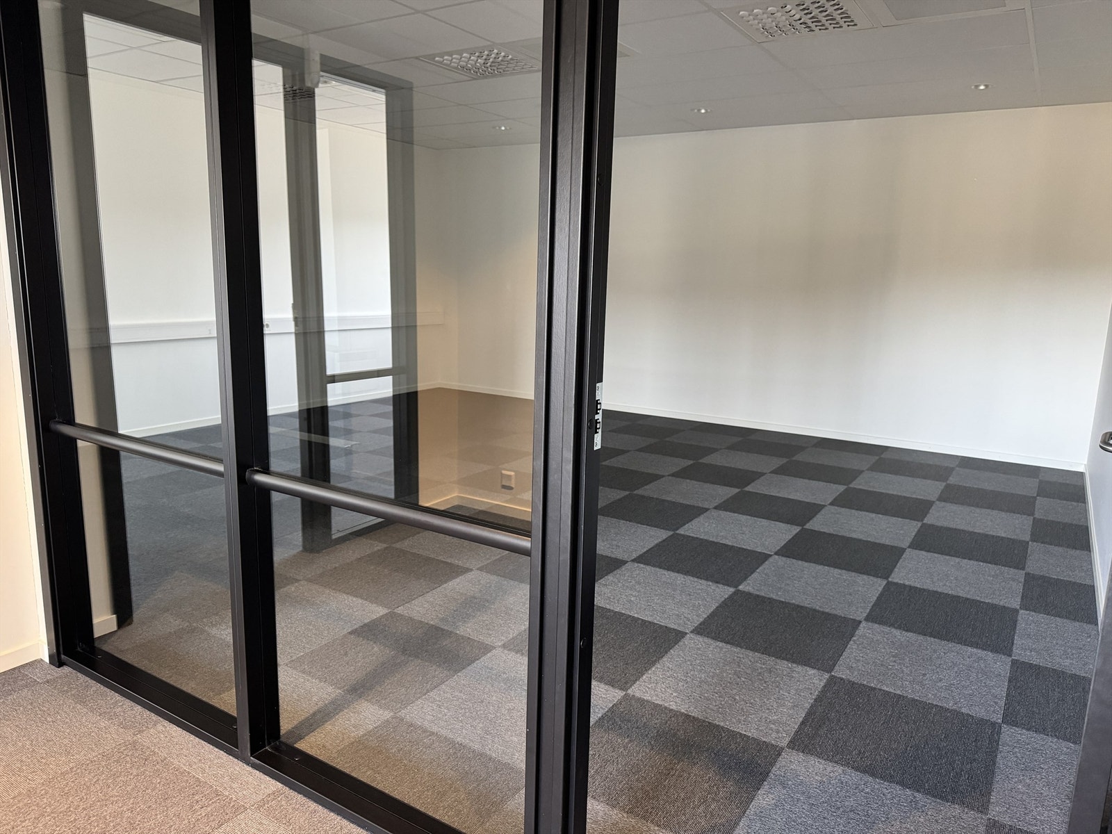 Møterom med glassvegger på 2 sider. Galleribilde