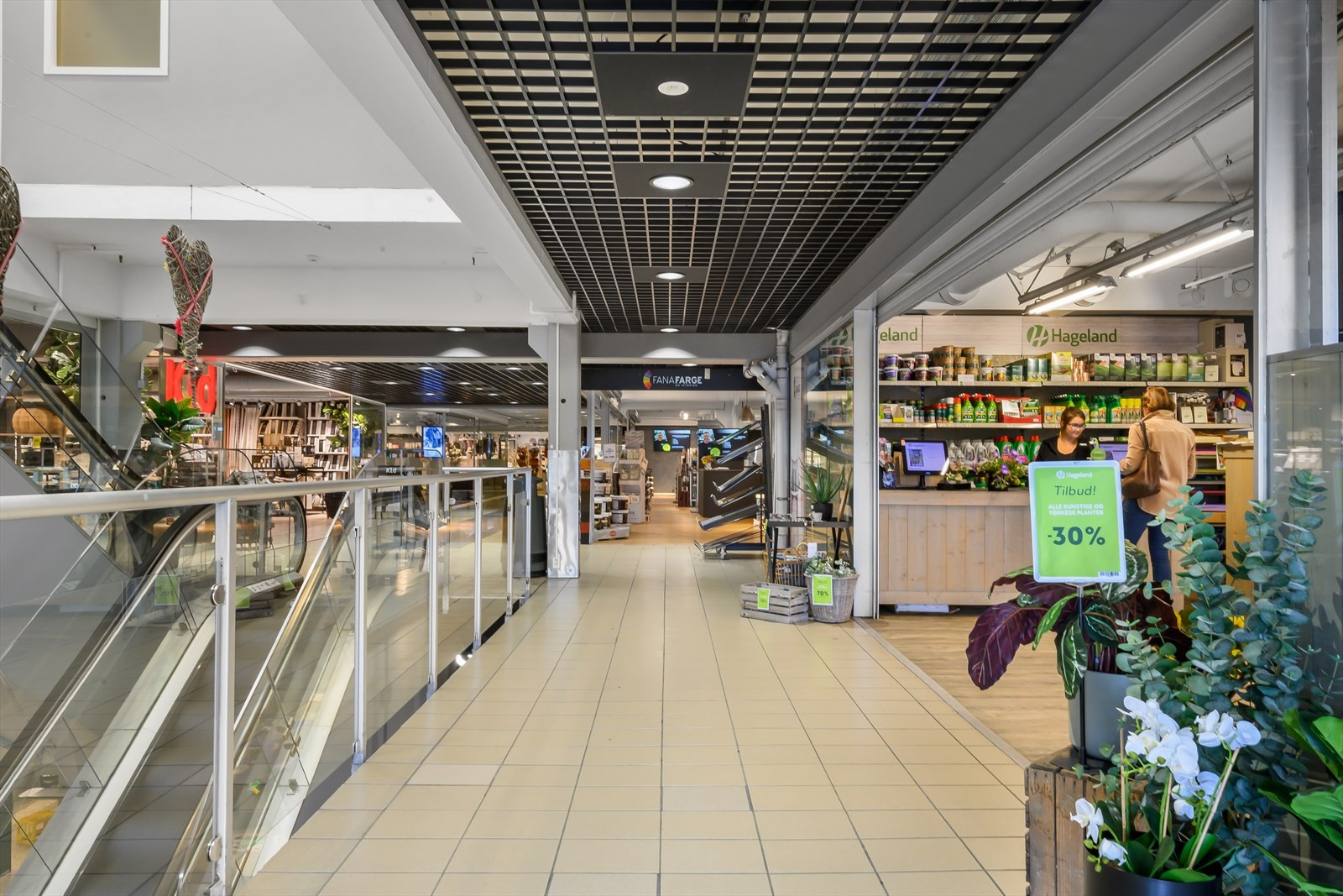 Ledig butikklokale er i dag utleid til Fargehandler. God synlighet fra inngangsparti i 2. etg. rett fra parkeringsdekke og fra rulletrapp fra 1. etg.