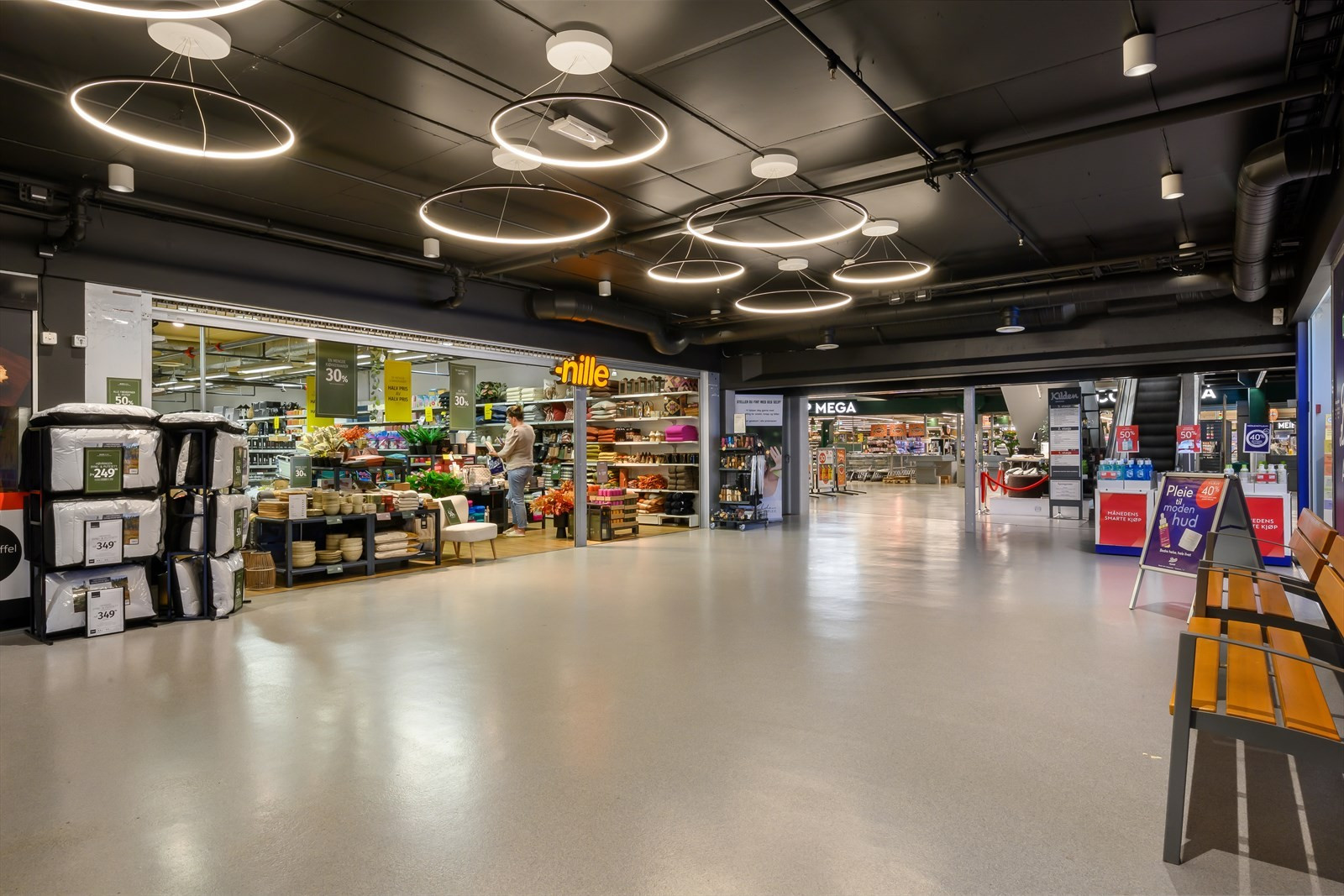 Leietakere i 1. etg. Coop Mega, Posten, Nille, Boots Apotek og Restaurant San Leo.