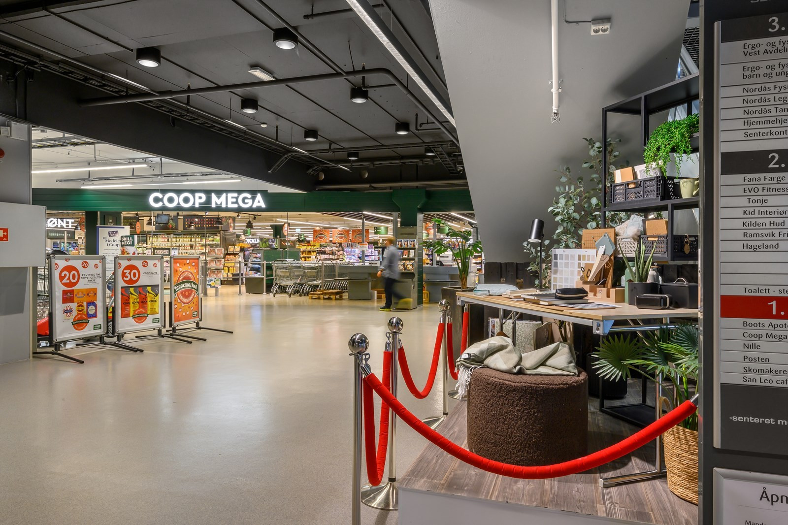 Leietakere i 1. etg. Coop Mega, Posten, Nille, Boots Apotek og Restaurant San Leo.