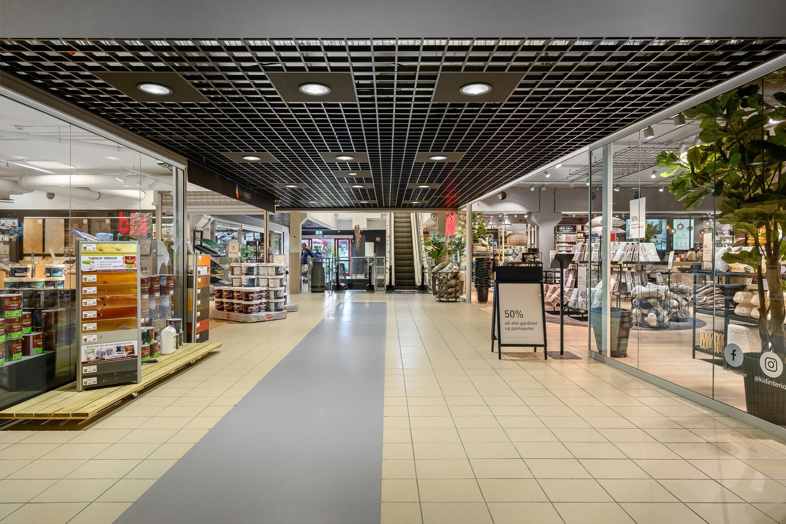 Ledig butikklokale er i dag utleid til Fargehandler. God synlighet fra inngangsparti i 2. etg. rett fra parkeringsdekke og fra rulletrapp fra 1. etg.