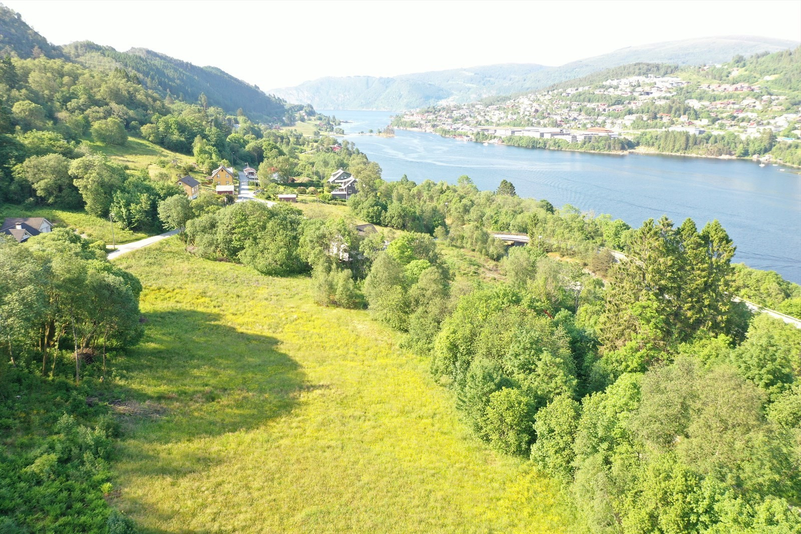 Tomteområdet ligger mellom Arnavegen og Sveiarvegen like ovenfor Arnavågen