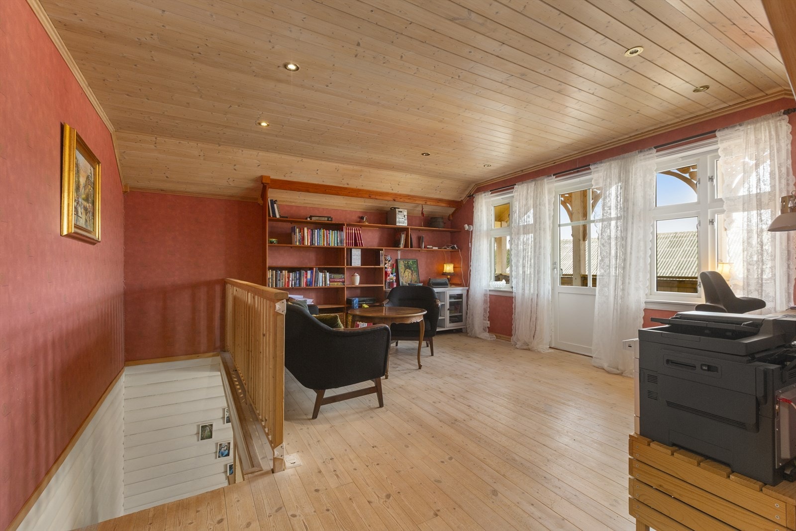 Fra stuen i andre etasje er det utgang til balkong. Galleribilde