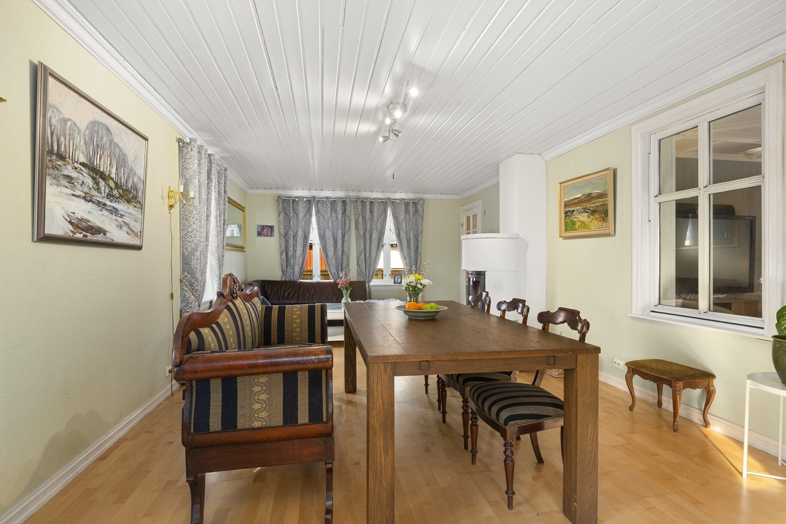 Huset har flere romslige stuer. Galleribilde