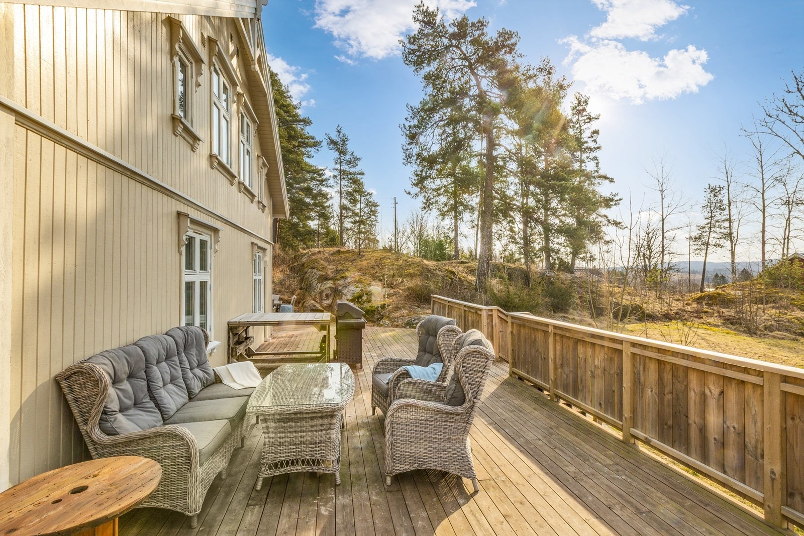 På boligens syd- og vestside er det en romslig terrasse med god plass for å samles. Galleribilde