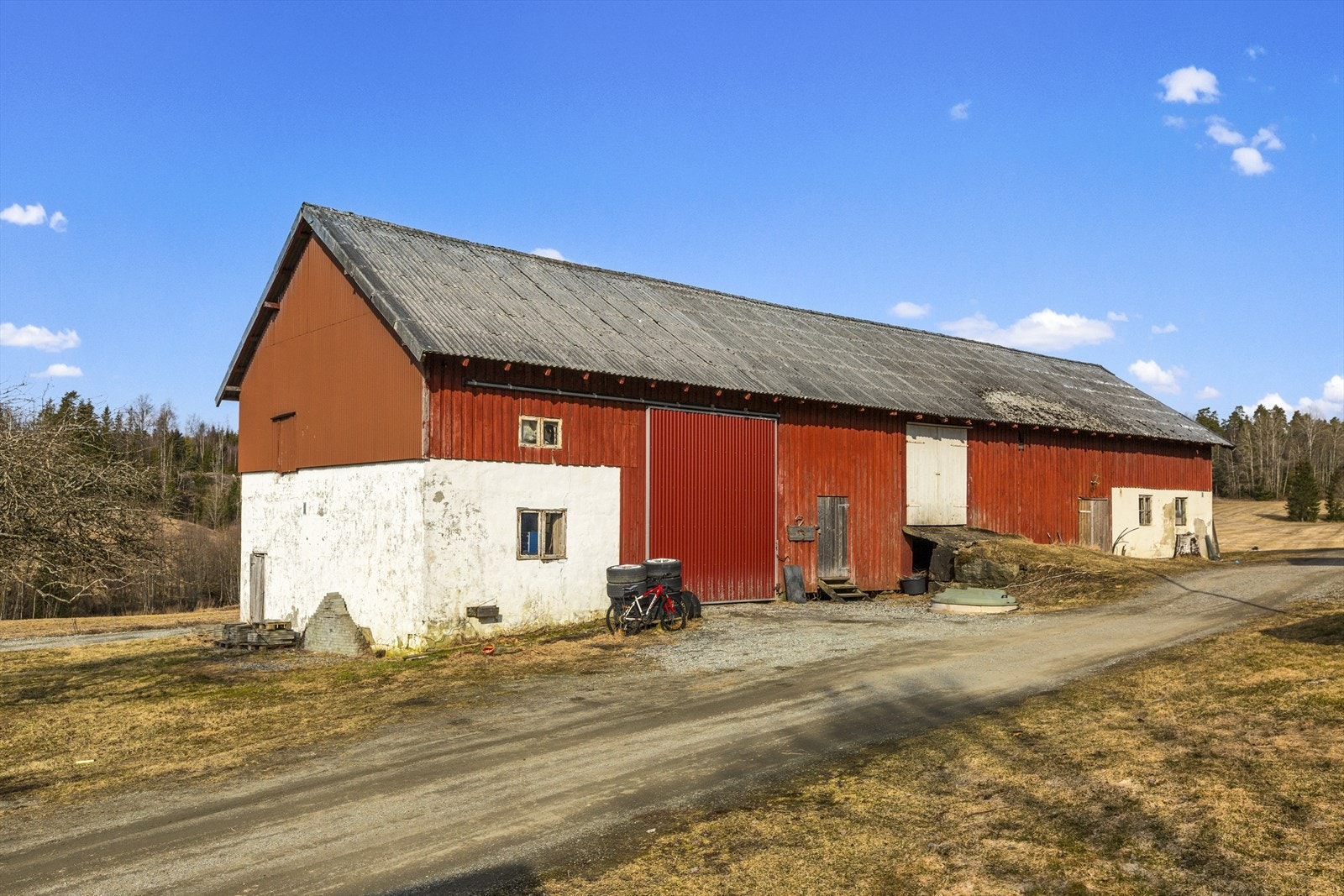 Låven har verksted og dels ferdigstilte rom for honningproduksjon. Galleribilde