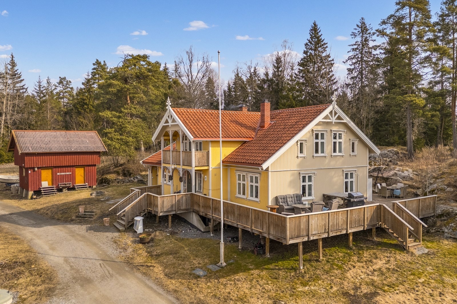 Tunet har fin organisering og de øvrige bygningene byr på godt med lagring. Galleribilde
