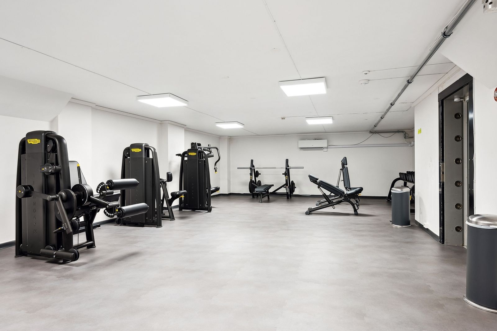 Eiendommen har treningsrom med garderober og sykkelparkering med sykkeldusj Galleribilde