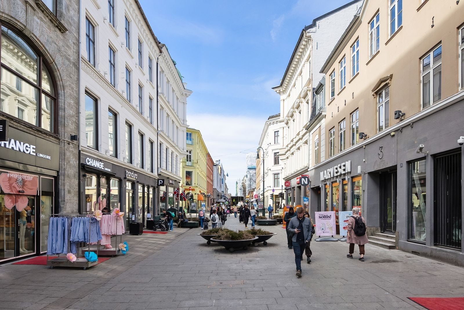 Alt hva Karl Johans gate har å tilby er rett utenfor døren Galleribilde
