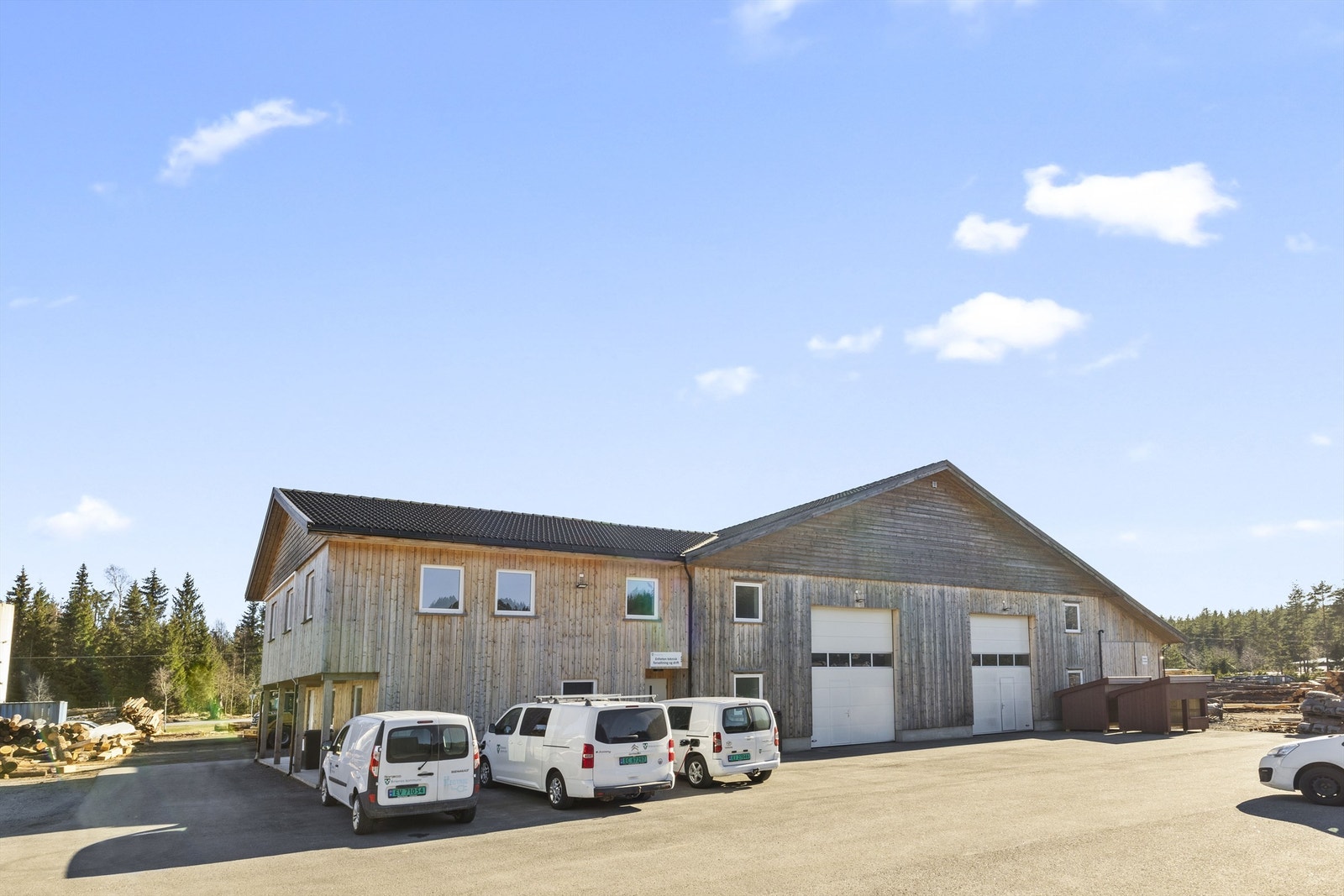 Fasade - kombinasjonsbygg kontor, verksted og lager Galleribilde