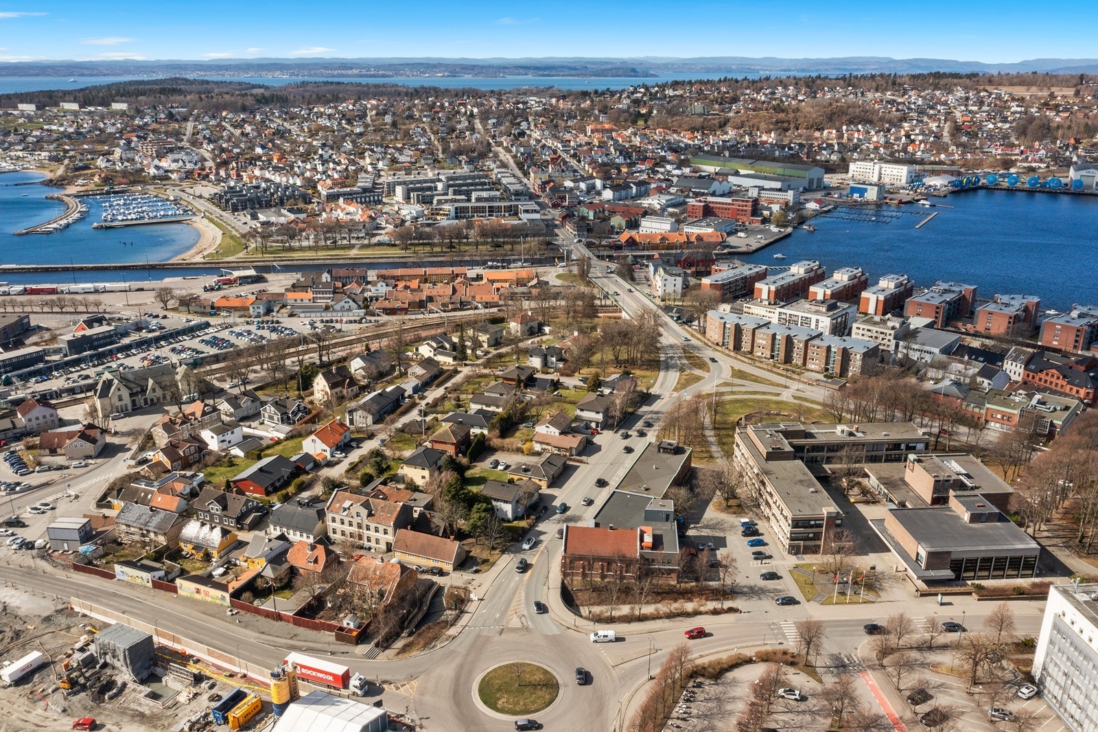 Kontorbygget ligger mot RV19. Galleribilde