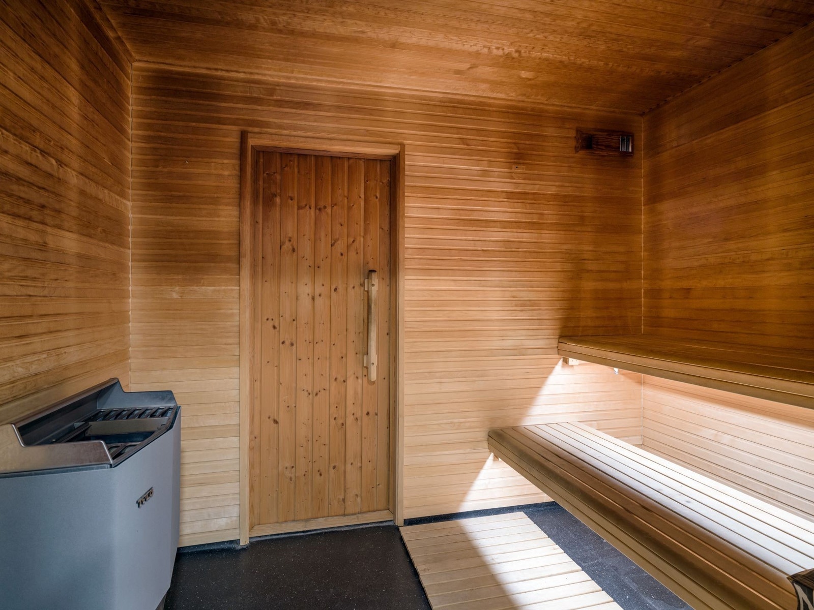 Slapp av i saunaen etter endt treningsøkt. Galleribilde