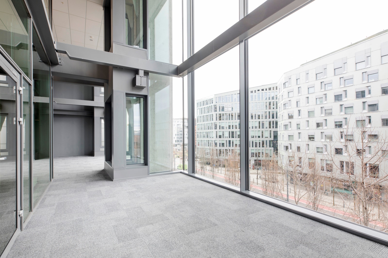 NY GLASSFASADE / FLOTT USTIKT MOT GATELIVET. Galleribilde