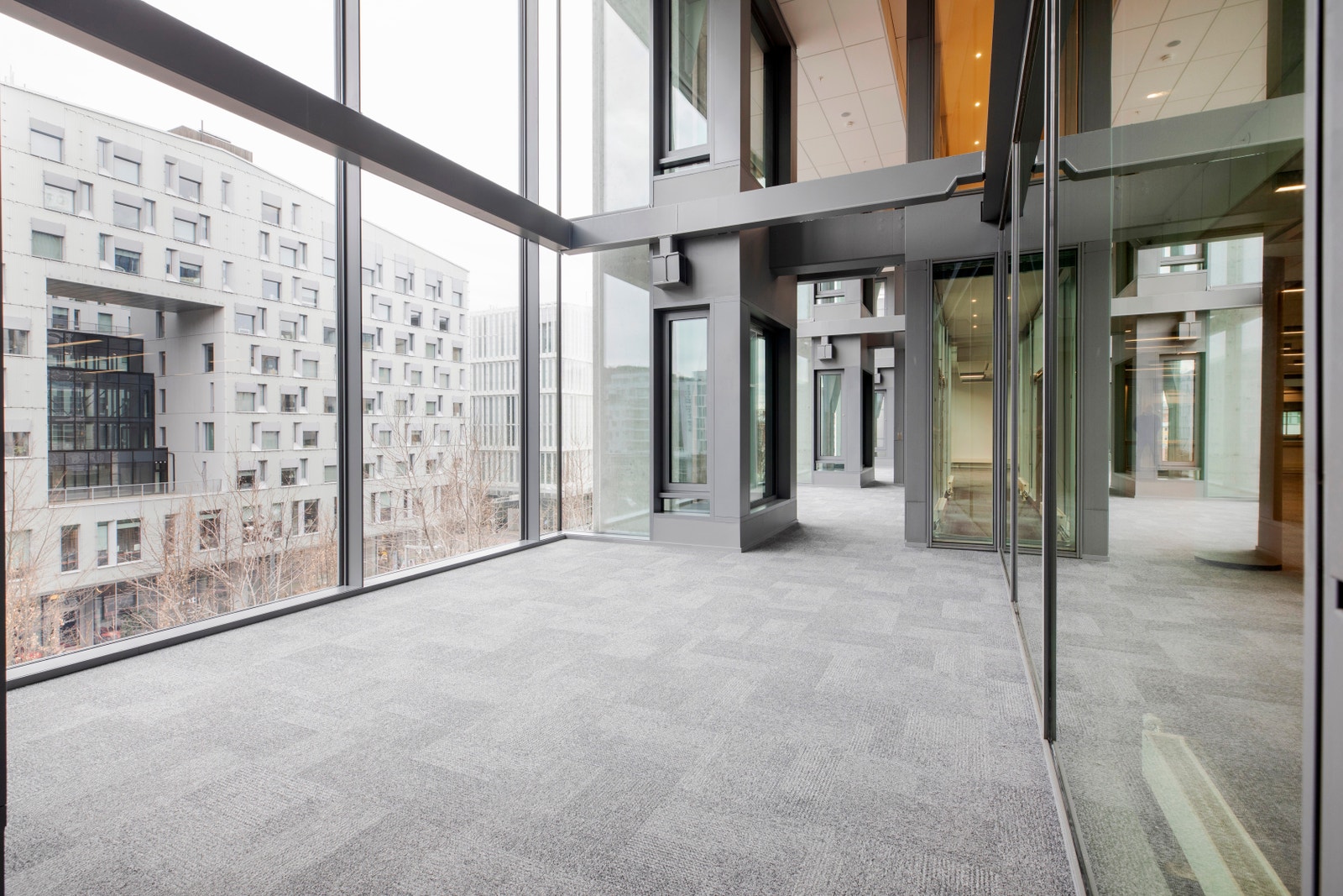 NY GLASSFASADE / FLOTT USTIKT MOT GATELIVET. Galleribilde