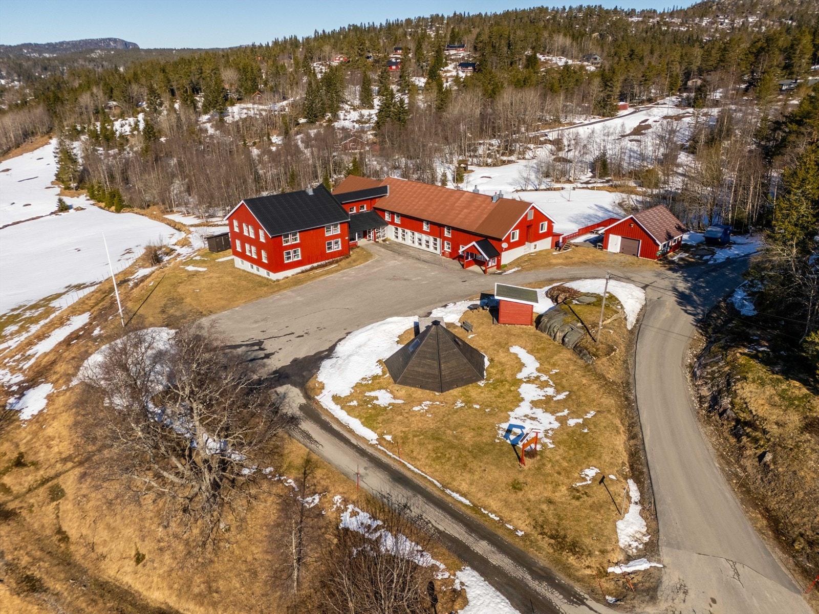 Bygningsmassen ble gjenreist etter en brann i 1991 Galleribilde