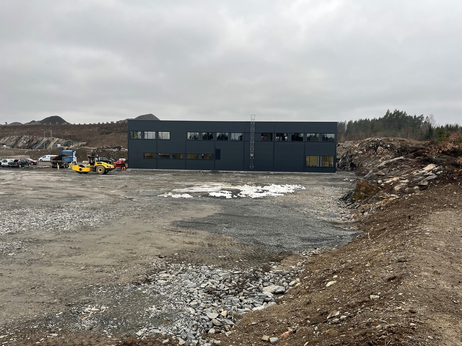 Ferdig planert tomt. Neding Elektro holder på å ferdigstille sitt bygg på nabotomt. Galleribilde