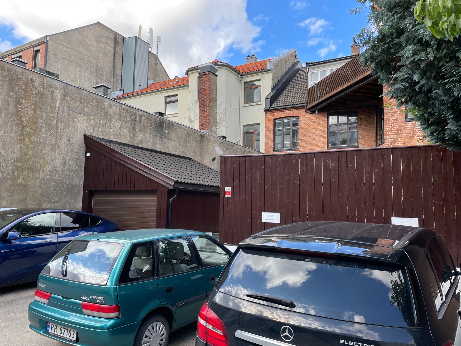 4 parkeringsplasser og garasje i bakgård Galleribilde