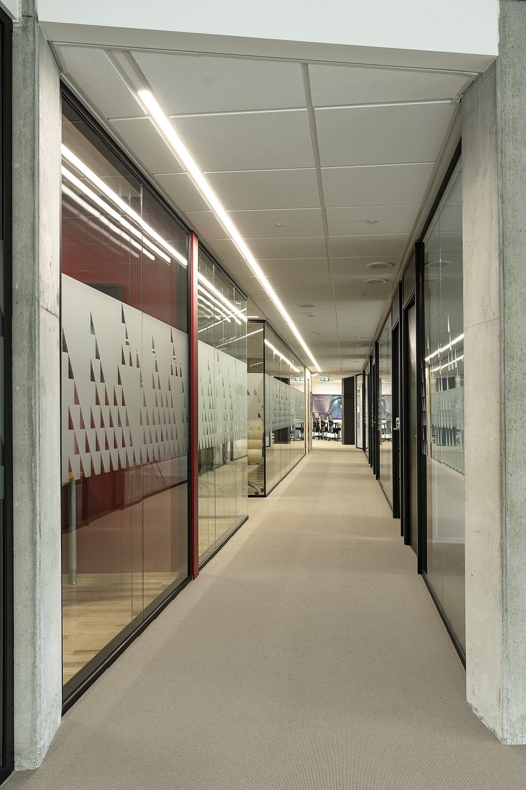 De ledige lokalene er på ca. BTA 750 m² per etasje og har moderne innredning. Kombinasjon av cellekontor og åpent landskap.