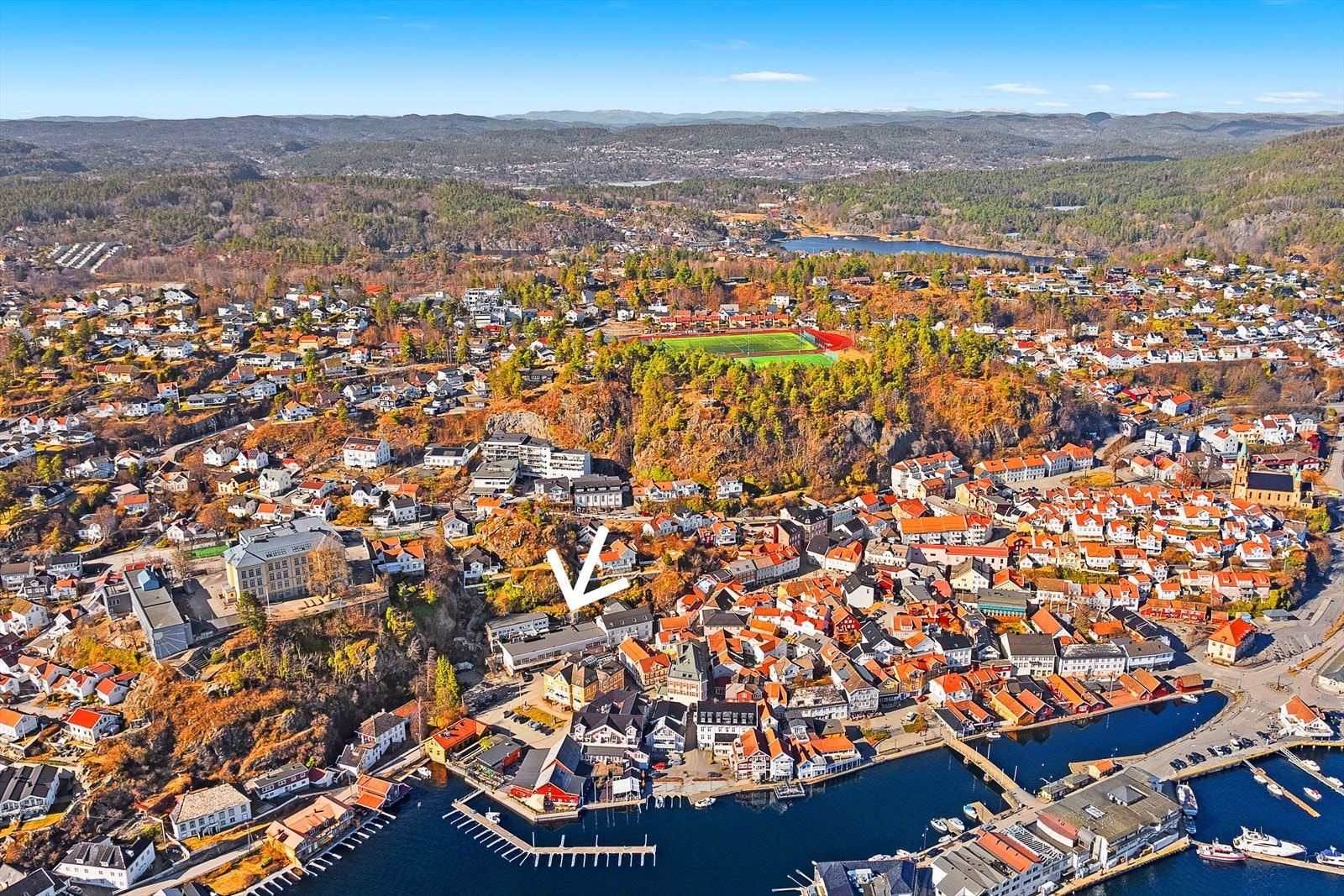 Eiendommen ligger i Kragerø sentrum, og har ett av områdets største bygg på hele 2200 kvm. Galleribilde