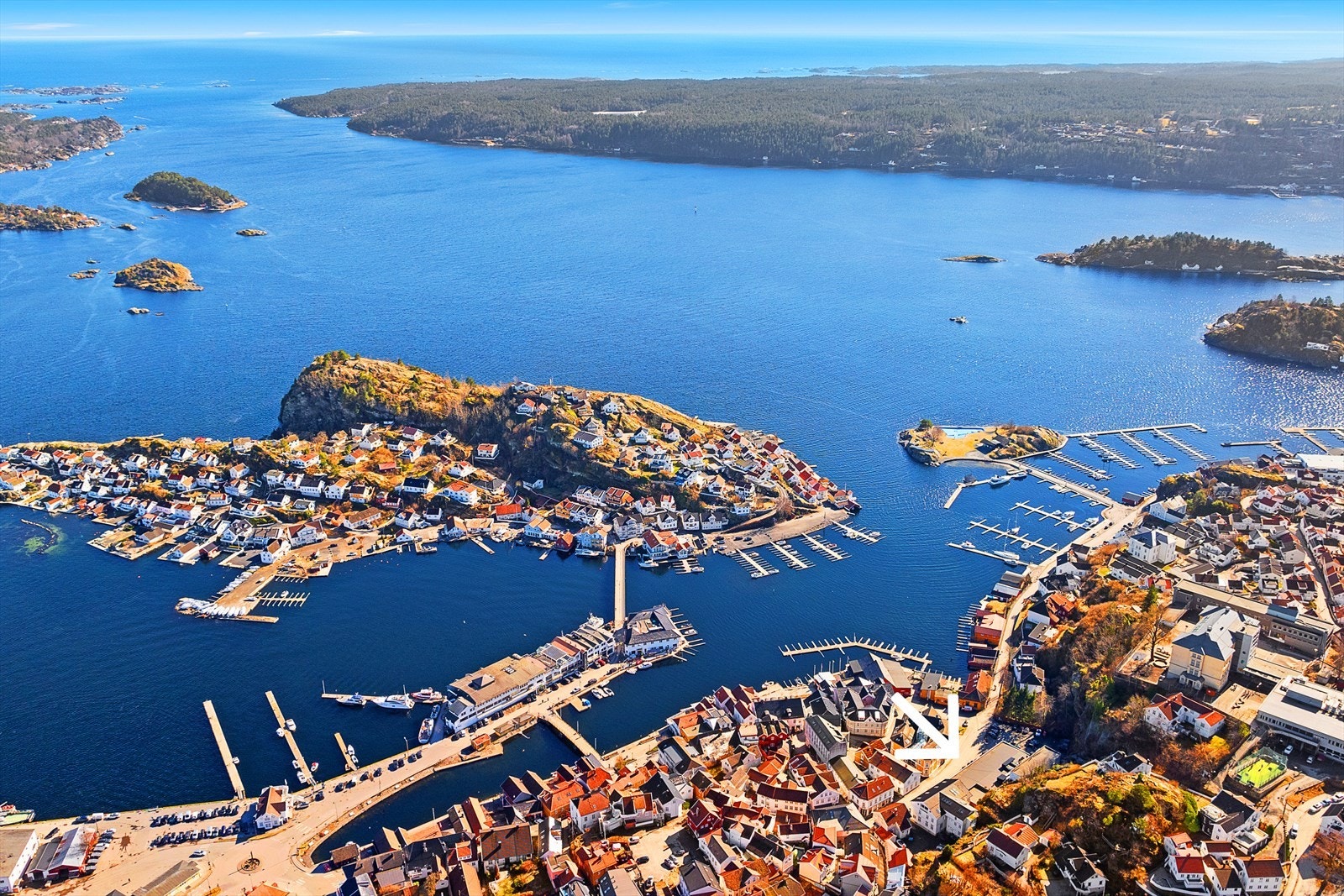 Velkommen til Rådhusgata 4! Stort næringsbygg med gode leieintekter og høyt potensiale. Galleribilde