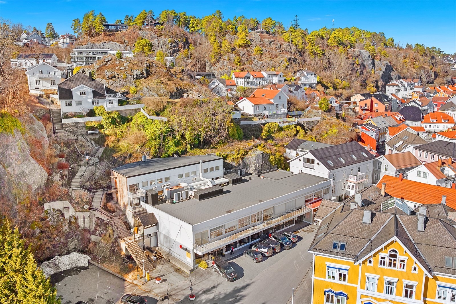 Eiendommen består av ett stort næringsbygg over 4 plan. Galleribilde