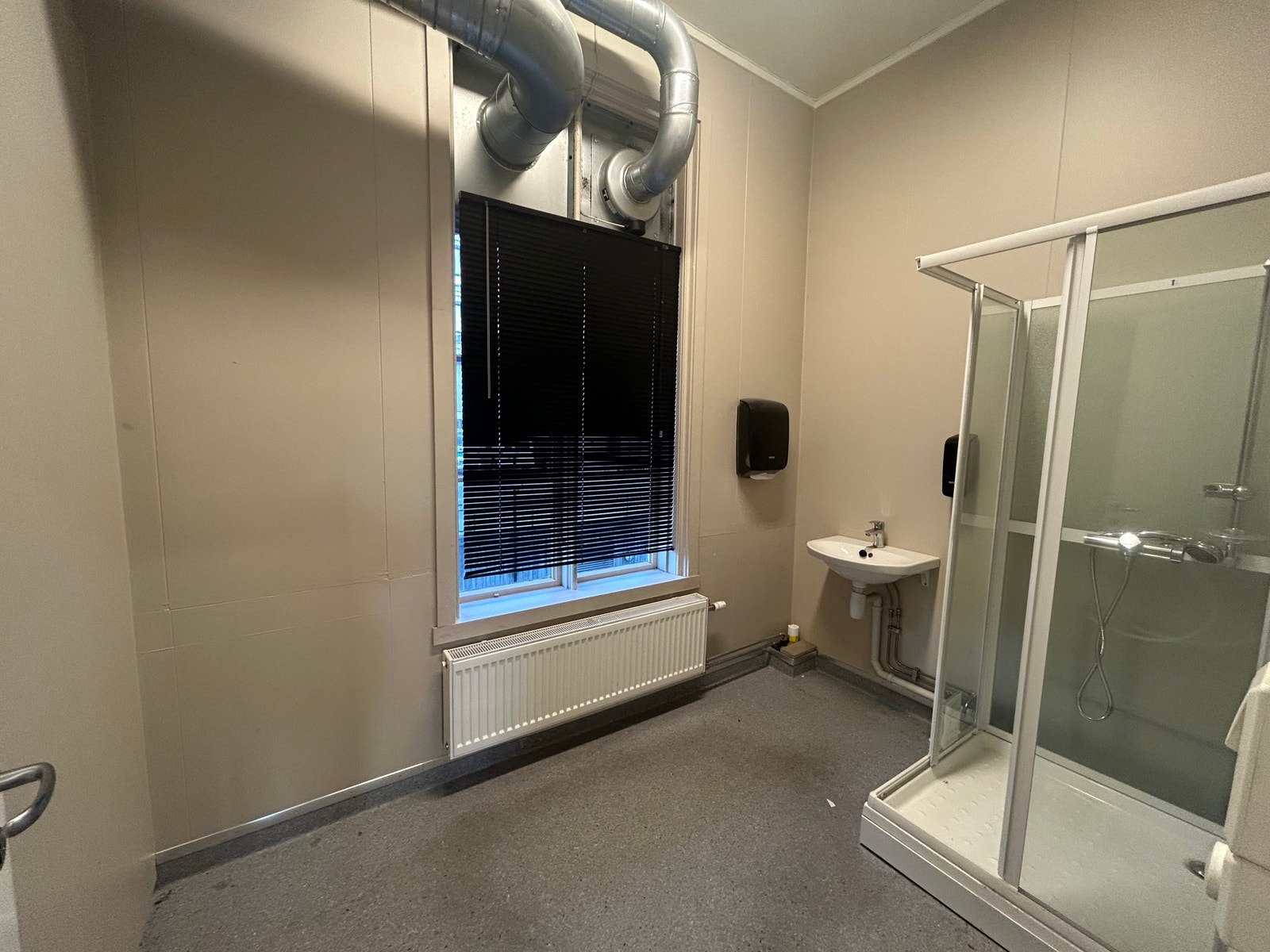 Garderobe, Nymoens Torg 4B Galleribilde