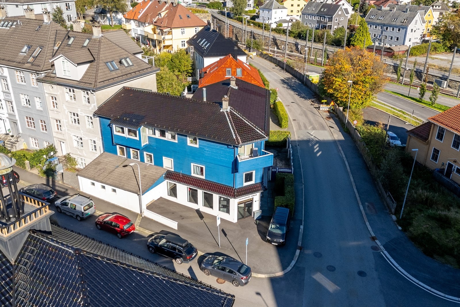 Næringsseksjonen følger med en garasje Galleribilde