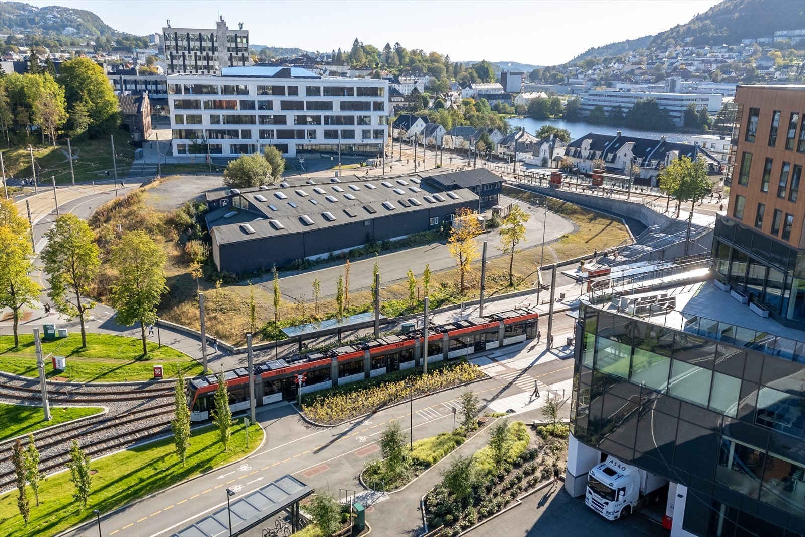 Eiendommen ligger like ved bybanekrysset på Kronstad Galleribilde