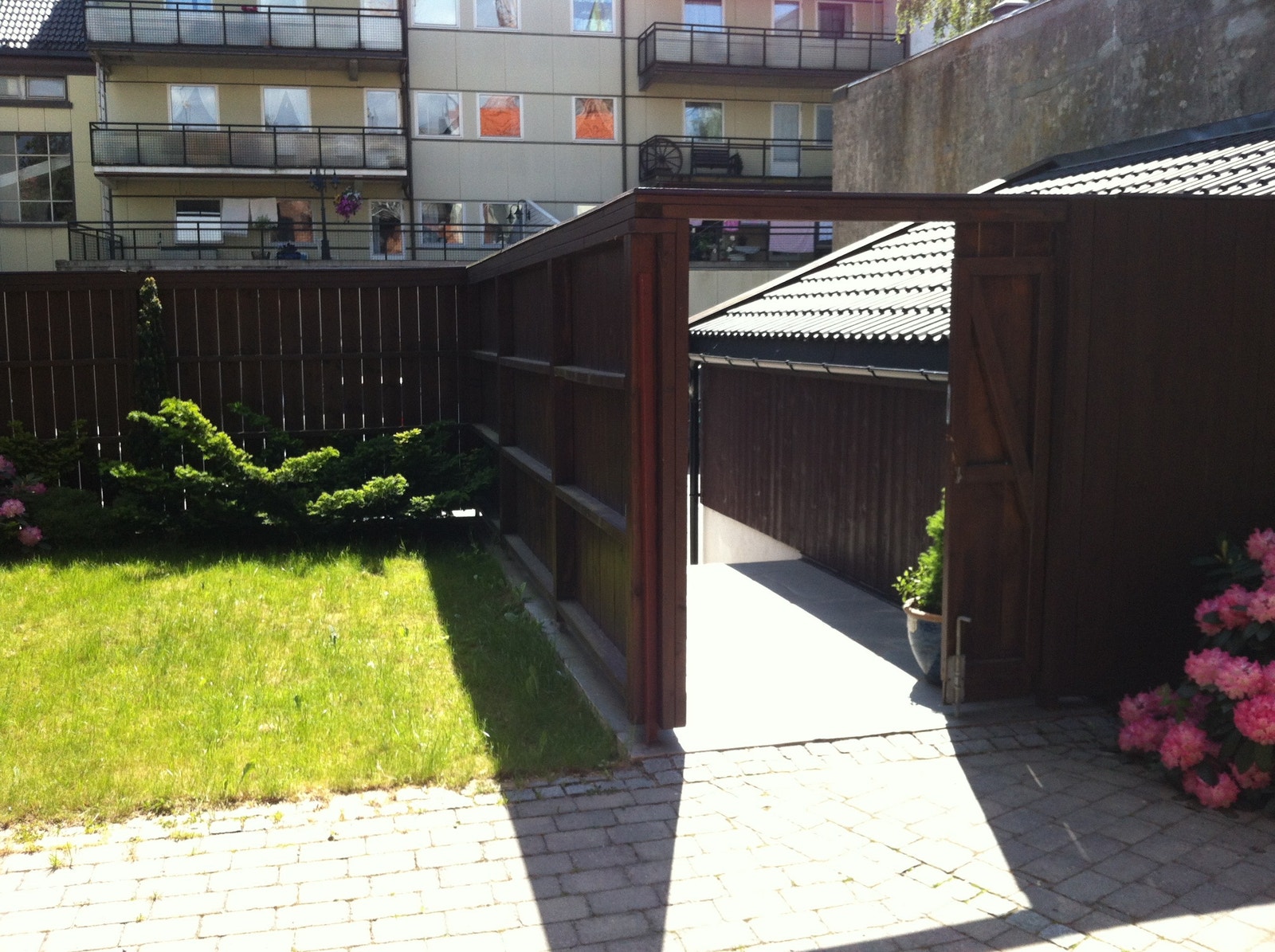 Bakgården m/ inngang fra parkering Galleribilde