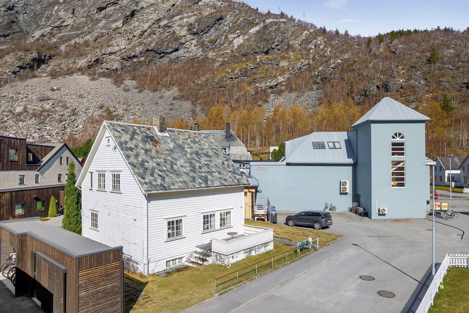 Her føreligg rammeløyve og arkitektteikningar til utviding av næringsareal i 1.etg og leilegheitar i 2. og 3 etg. Teikningar er utarbeida av Arkitektkontoret 4 B i Sogndal. Galleribilde