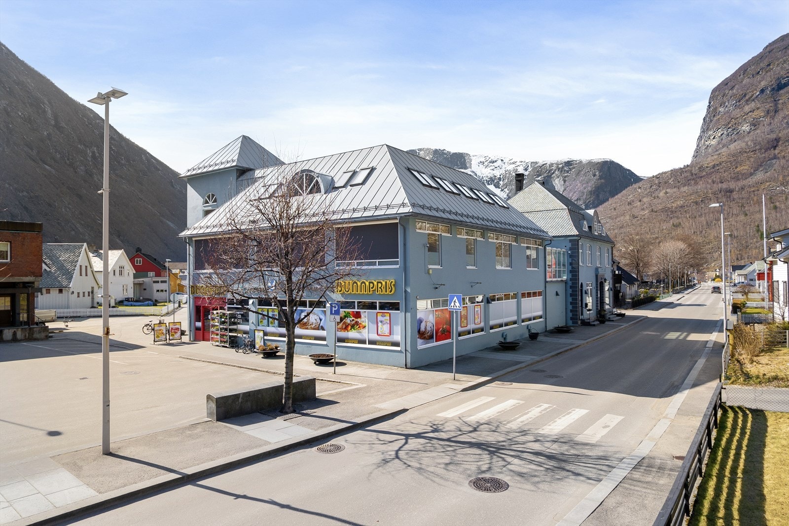 Bygget er bygd i 1969, 1984 og 1996 samt renovert og oppgradert til dagens stand i seinare tid. Eit mindre areal for sporadisk parkering på del av tomten. Øvrige på tilliggande areal/kommunale parkeringsplassar. Galleribilde