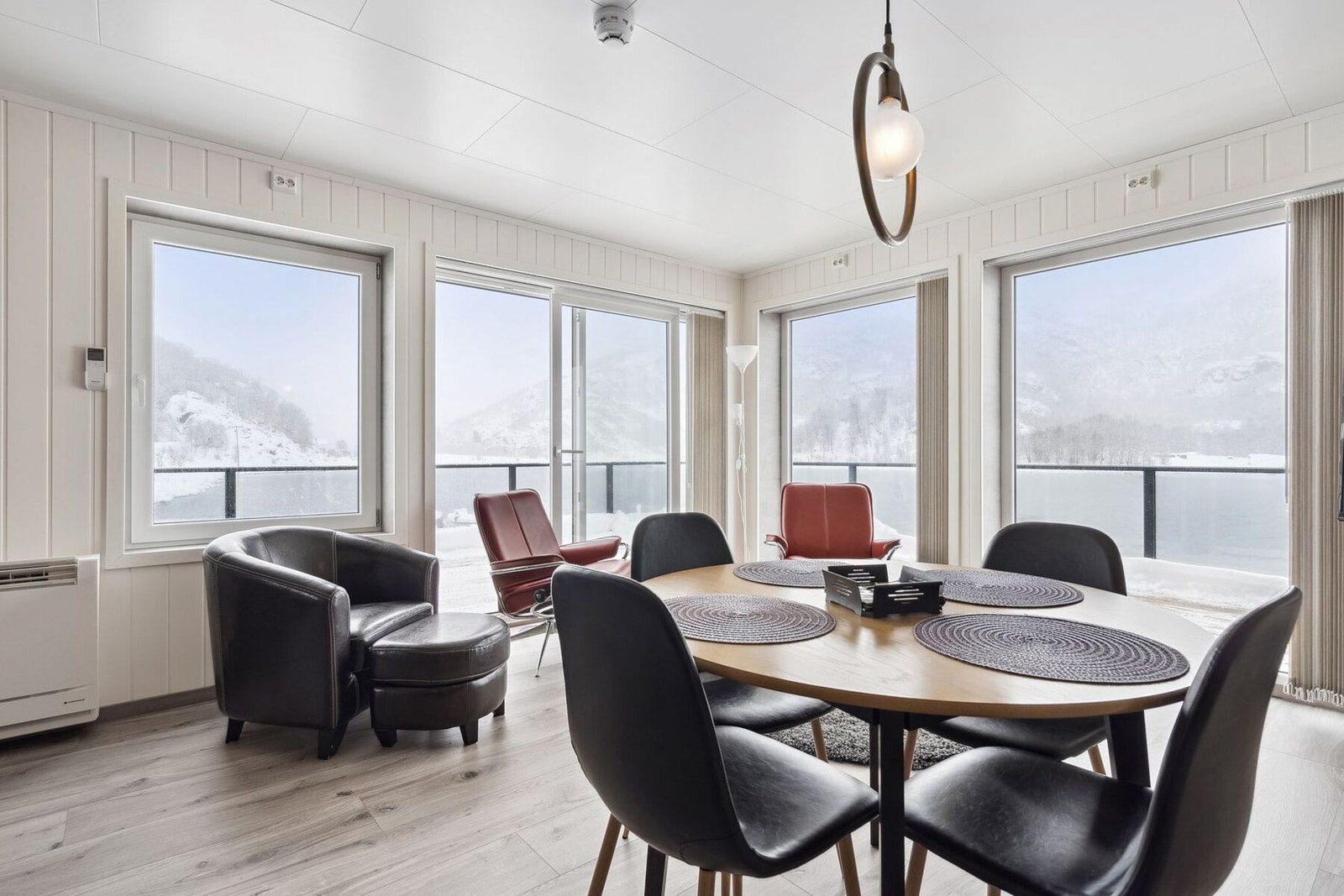 2-roms leilighet mot Valrenna (øst). Godt lys innslipp av store vinduer, varmepumpe og høy standard. Galleribilde