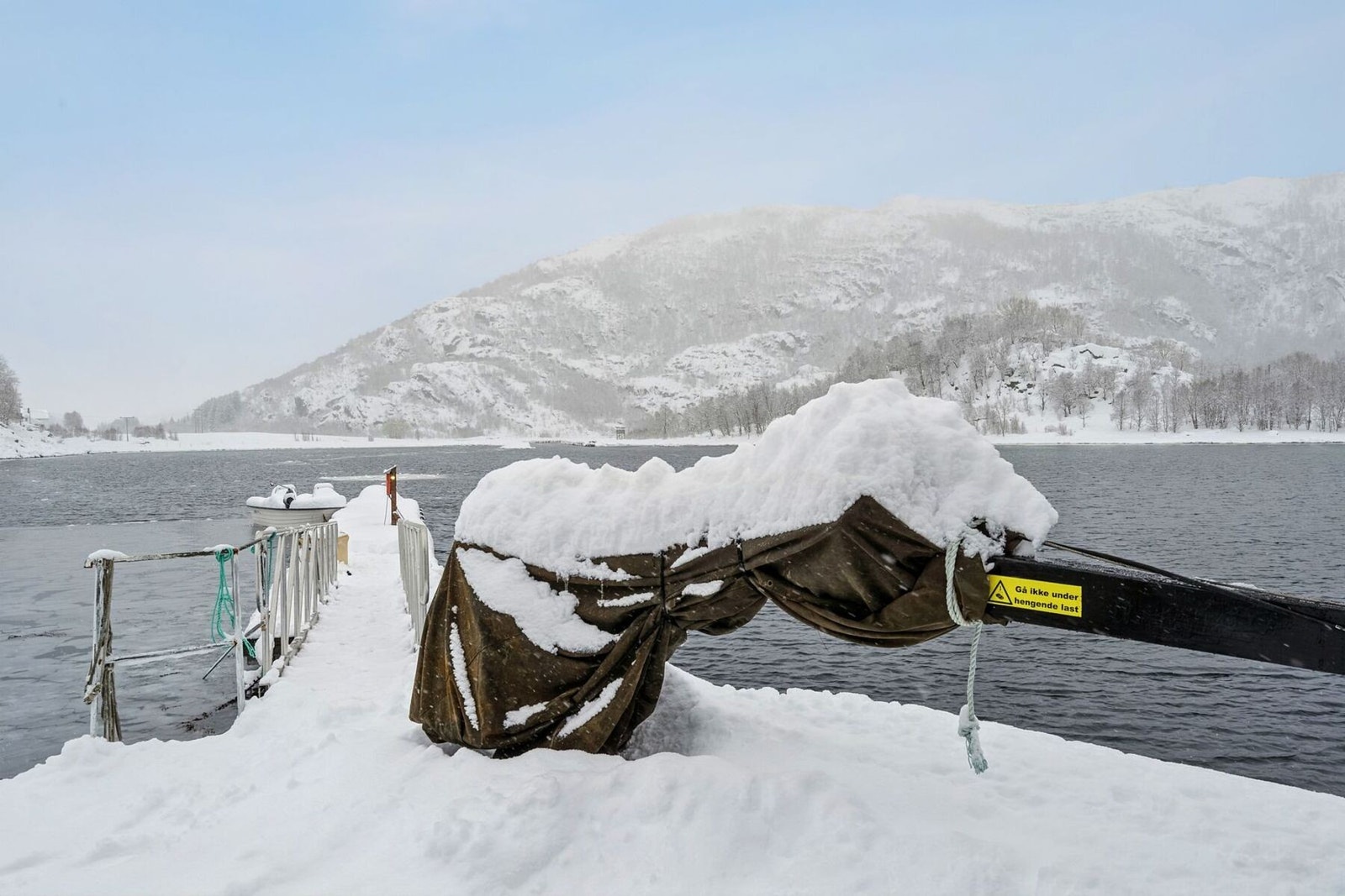 Land gang mot flytebrygge som er mot Valrenna å Pundslettfjellet i bakgrunn. Galleribilde