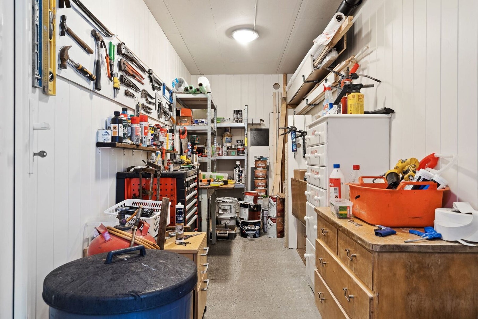 Eksempel på bruk av rom i 1.etg, her verktøysrom med egen verktøyvegg. Galleribilde