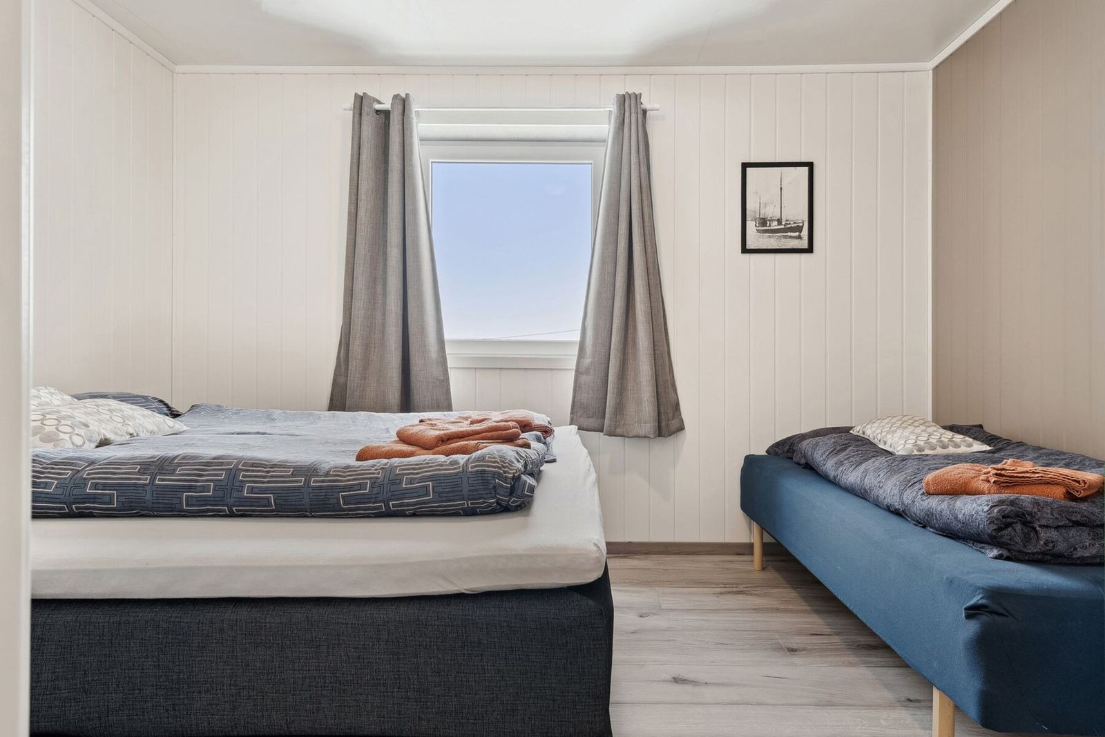 Soverom 1 på 3-roms leilighet. Dobbelseng og enkel seng. Galleribilde