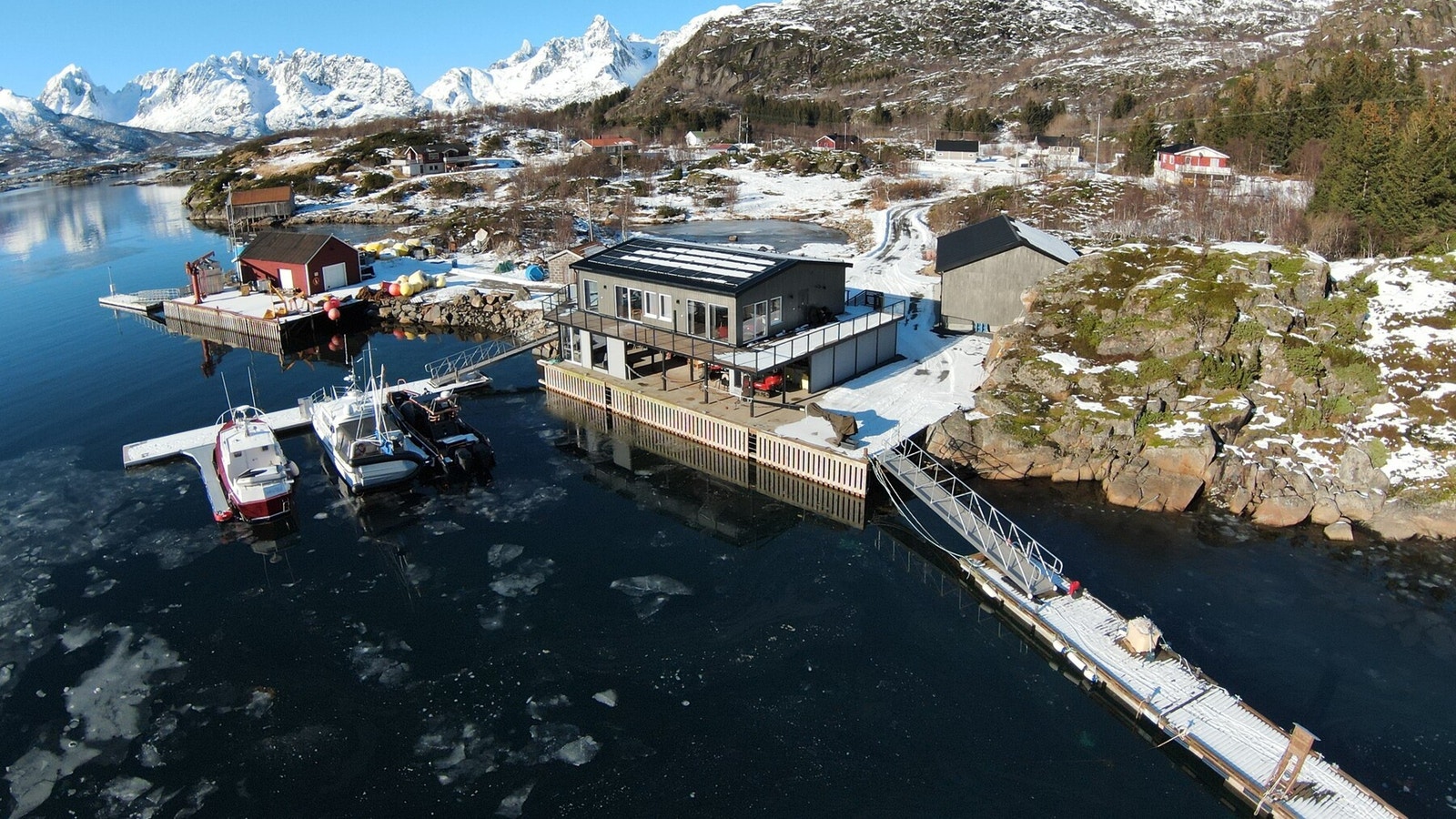 Privat dronebilde av eiendommen. Fasade front. Galleribilde