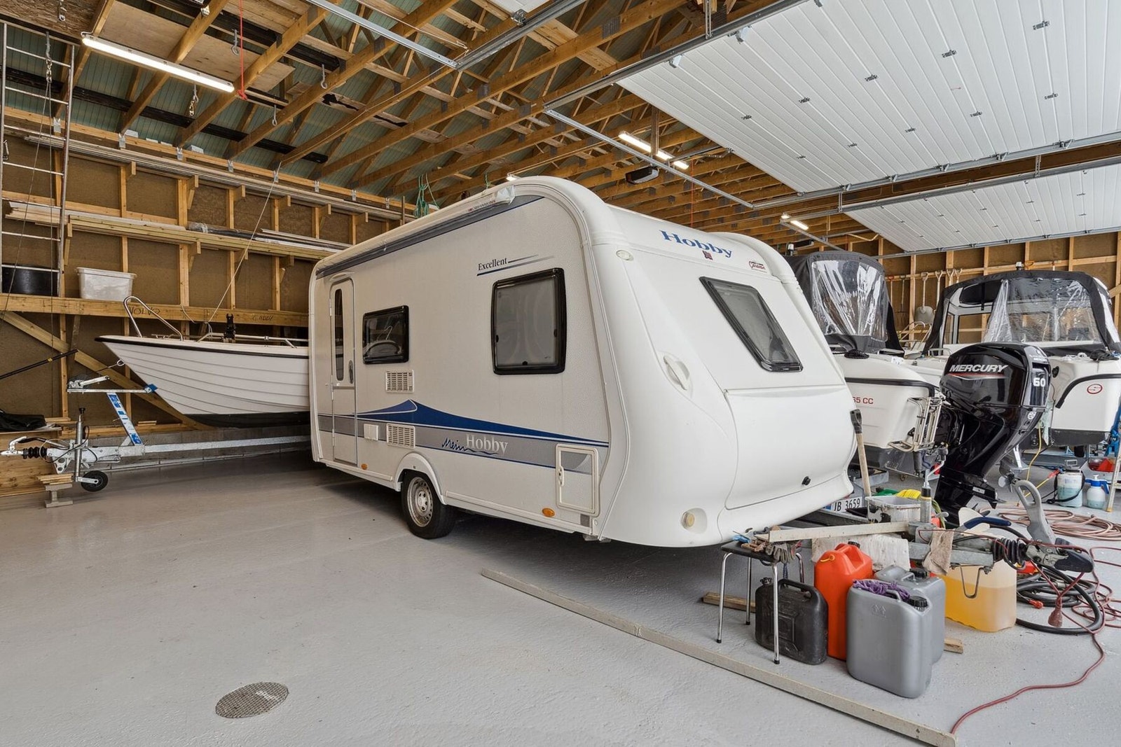 Garasje/hall. Her har det er det utleie til vinterlagring av båter og campingvogner. 3 store porter som er elektriske. Galleribilde