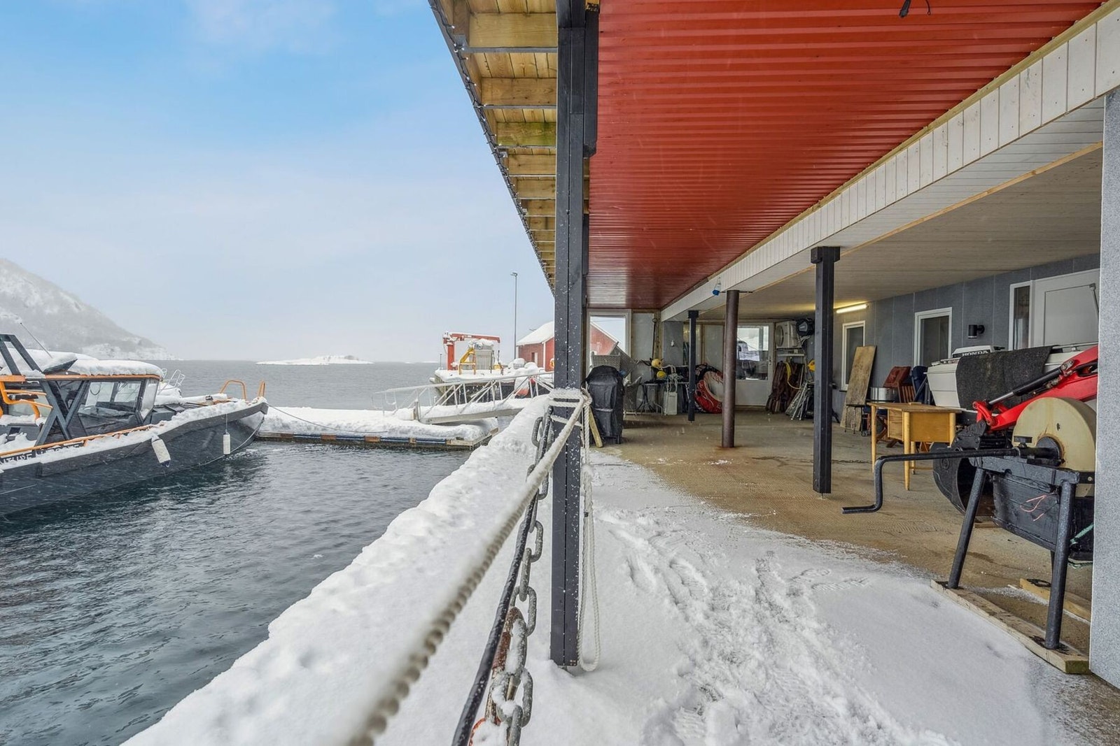 Opplagringsmuligheter, mulighet å ha badstu, kjøretøy, båter og lignende her. Galleribilde