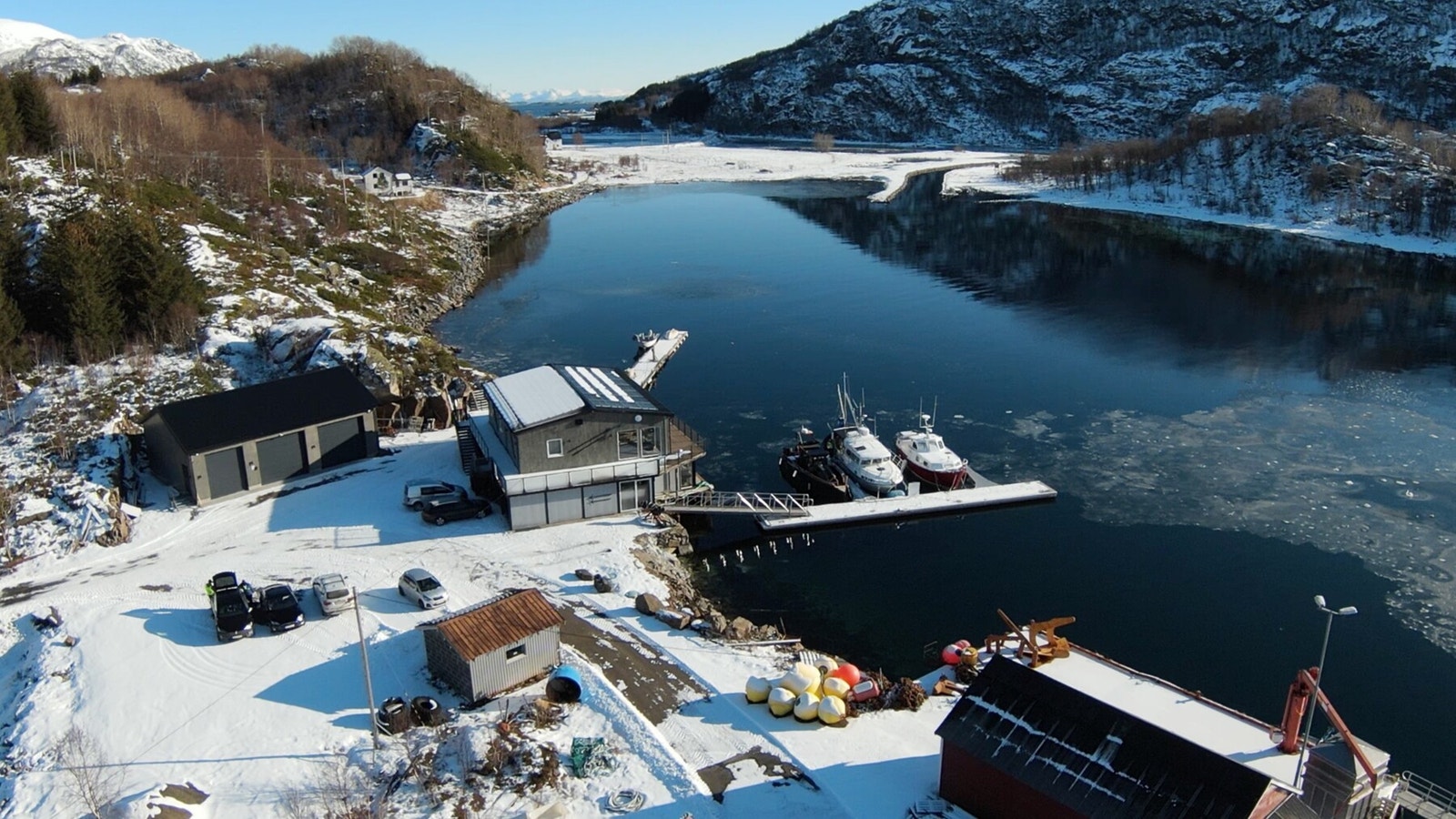 Privat dronebilde av eiendommen. Galleribilde