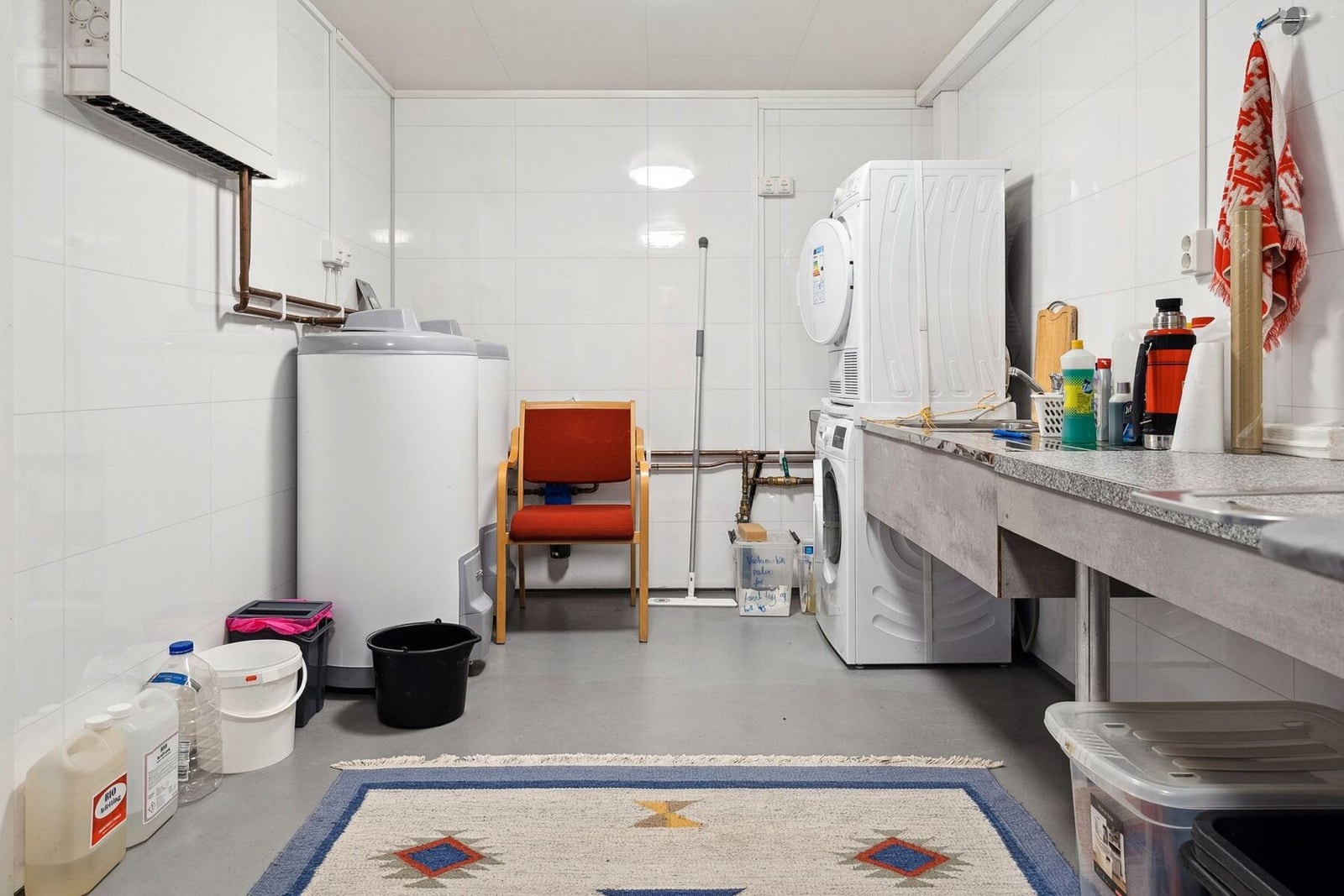 Vaskerom 1.etg med 2 varmvannspredere samt benkeplass. Galleribilde