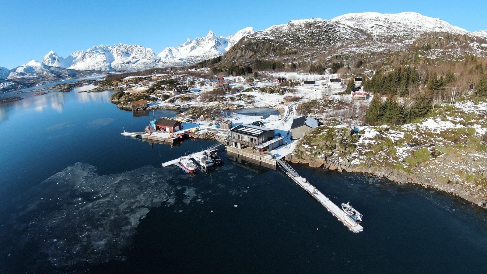 Privat dronebilde av eiendommen. Galleribilde