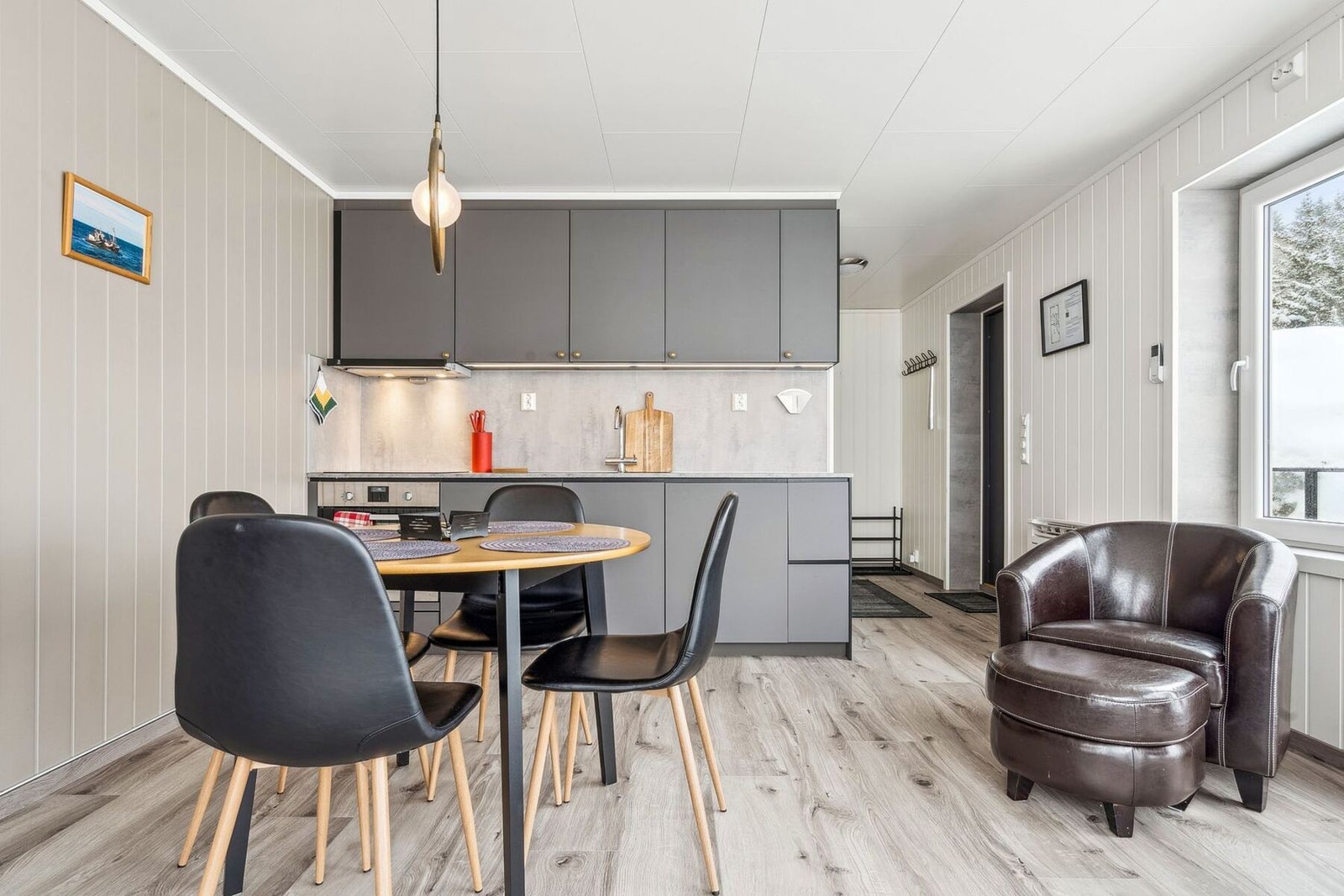 2-roms leilighet kjøkken, spisebord og inngang. Galleribilde