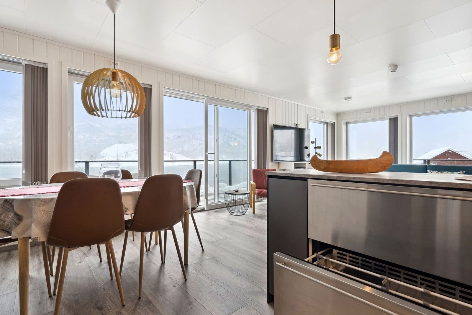 Velkommen inn leilighet som venter mot vest. Lys å trivelig kjøkken med høy standard. Galleribilde