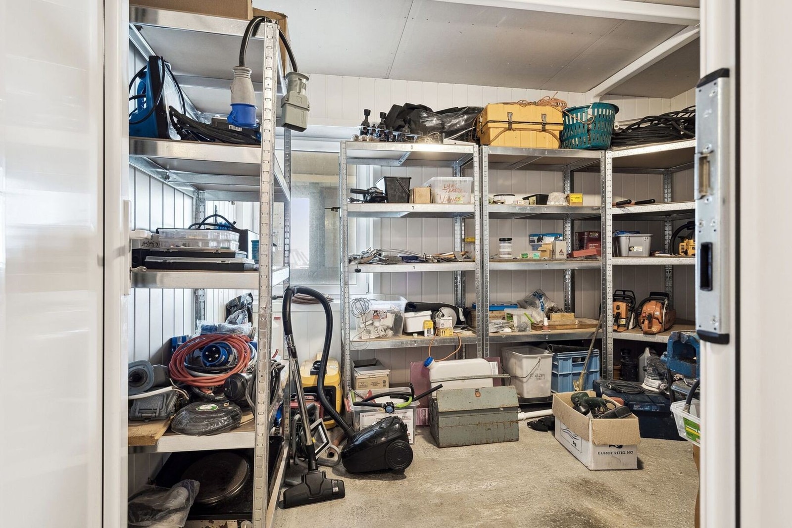 Opplagringsrom av diverse med vindu. Galleribilde