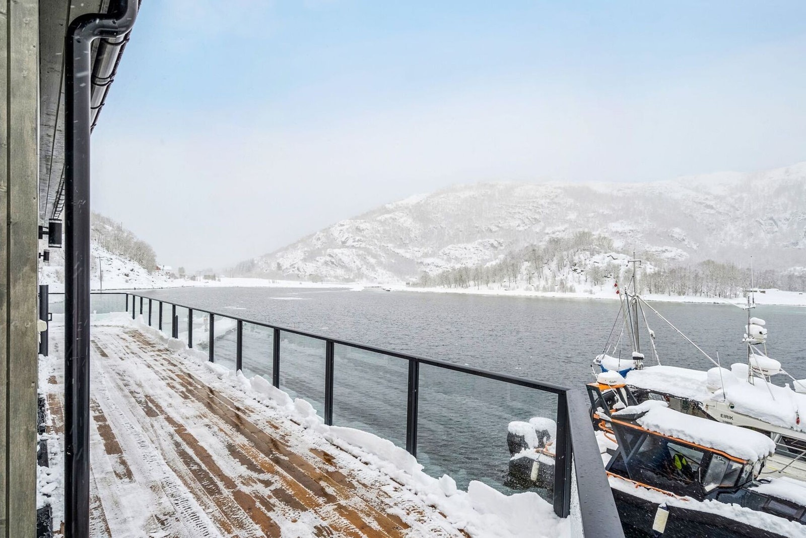 Utsikt fra 3-roms leilighet mot Digermulkanalen. Stor terrasse som går rundt hele 2.etg Galleribilde