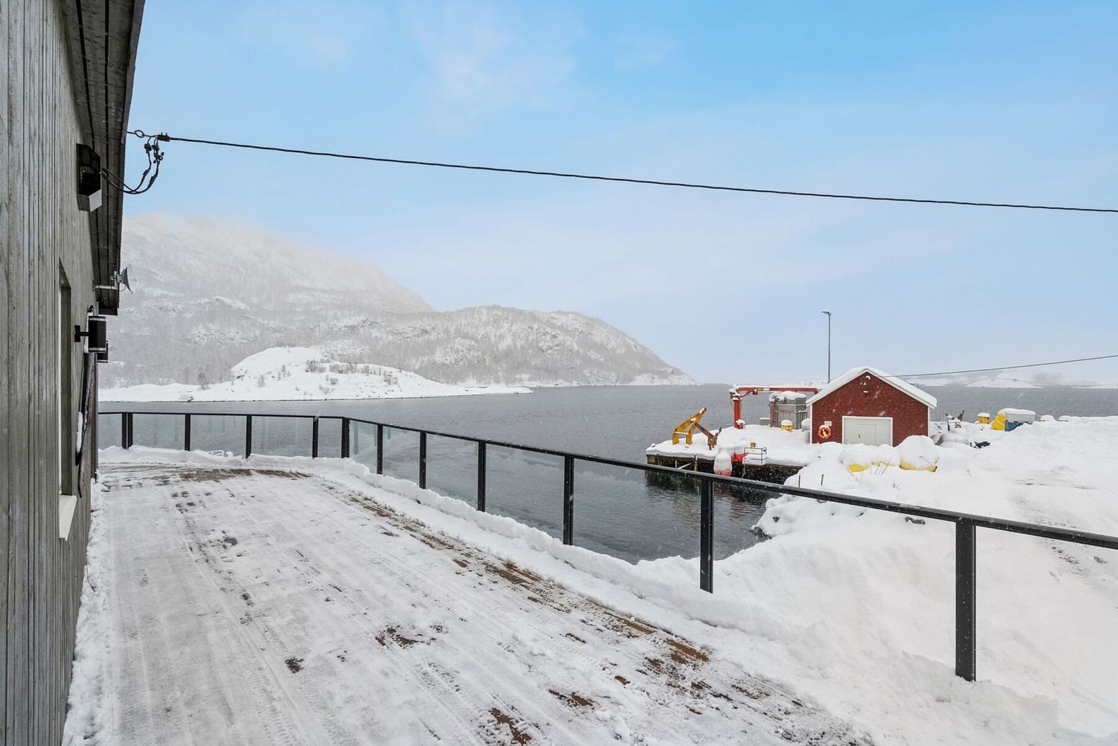 Utsikt fra 3-roms leiligheten mot (vest). Her kan man nyte solskinnsdager under beste forhold. Galleribilde