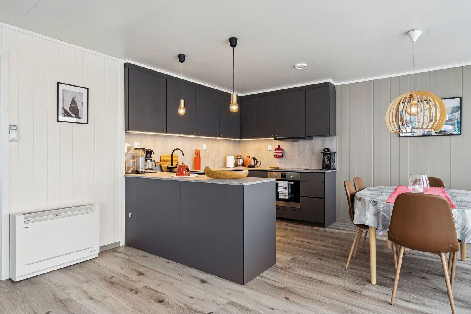 3-roms leilighet kjøkken, spisegruppe med egen varme pumpe. Galleribilde