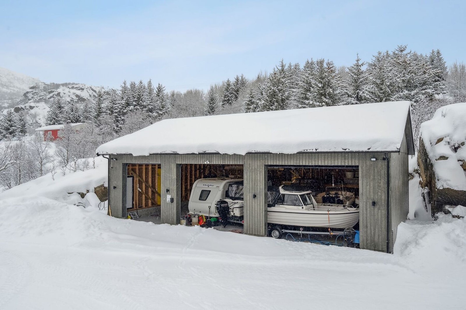 Garasjen har tre elektriske porter og overvåkningssystem. Galleribilde