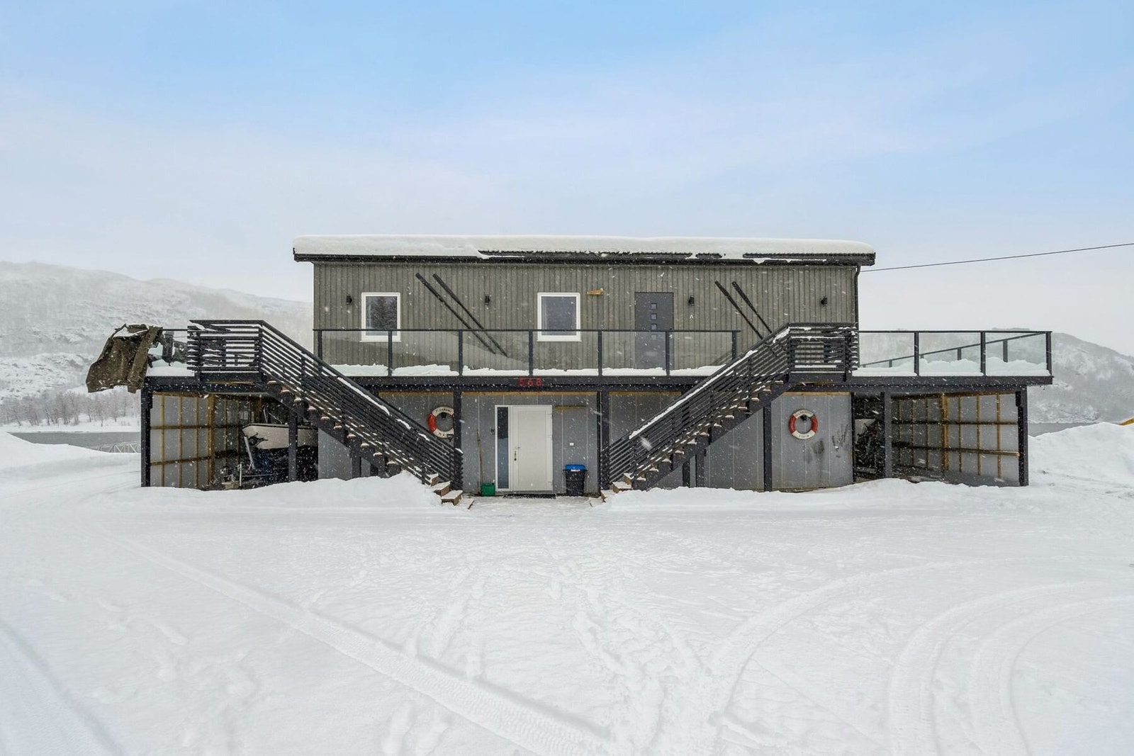 Eiendommen står fantastisk plassert i Digerumulen med sin unike lokasjon. Galleribilde