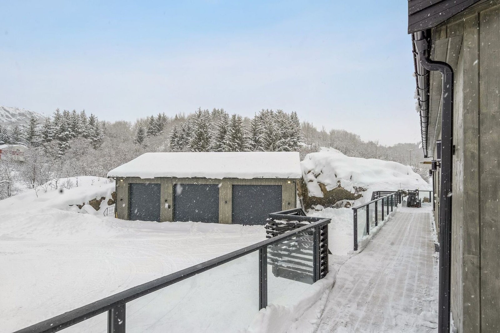 Utsikt fra terassen 2.etg til garasjen. Galleribilde